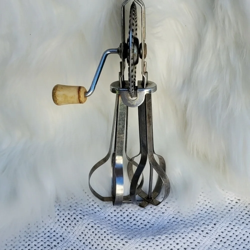 Vintage Red Handle ‎ egg beater /Mixer